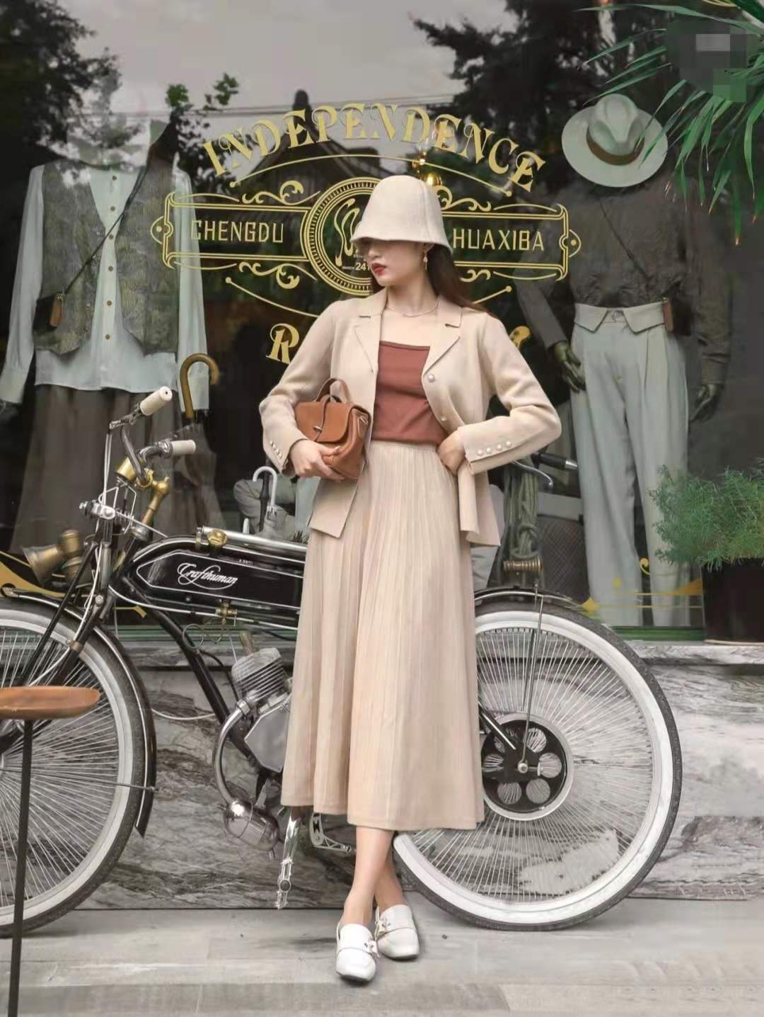 羽绒半身裙配什么上衣外套,秋天半身裙怎么搭配上衣