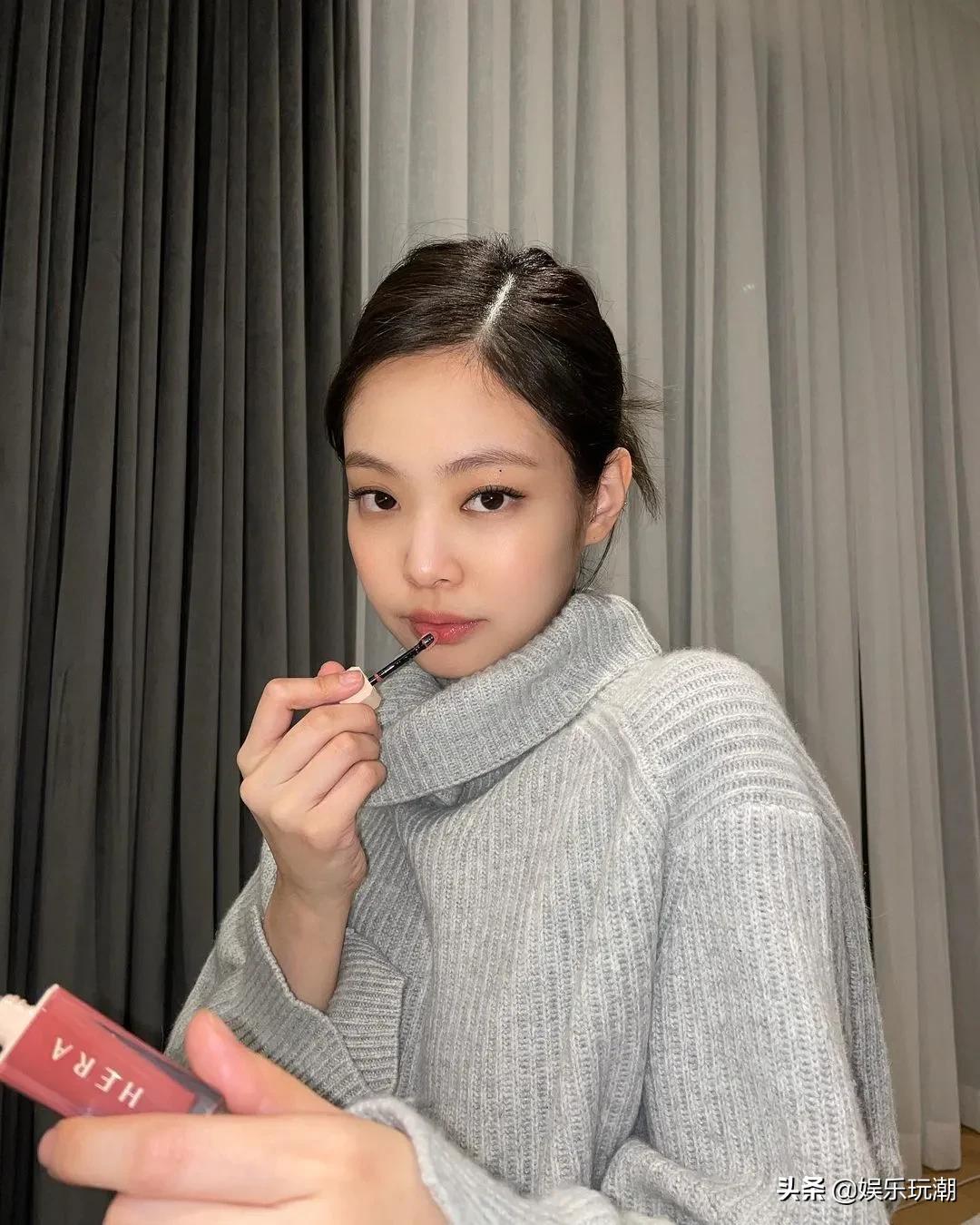 jennie生日应援视频,jennie生日收到粉丝给的白玫瑰