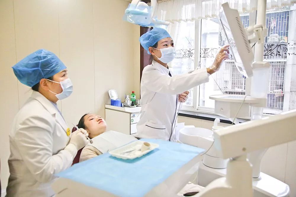 让你笑出自信的不止益达！仅39.9元抢成都华品口腔保健洁牙套餐！