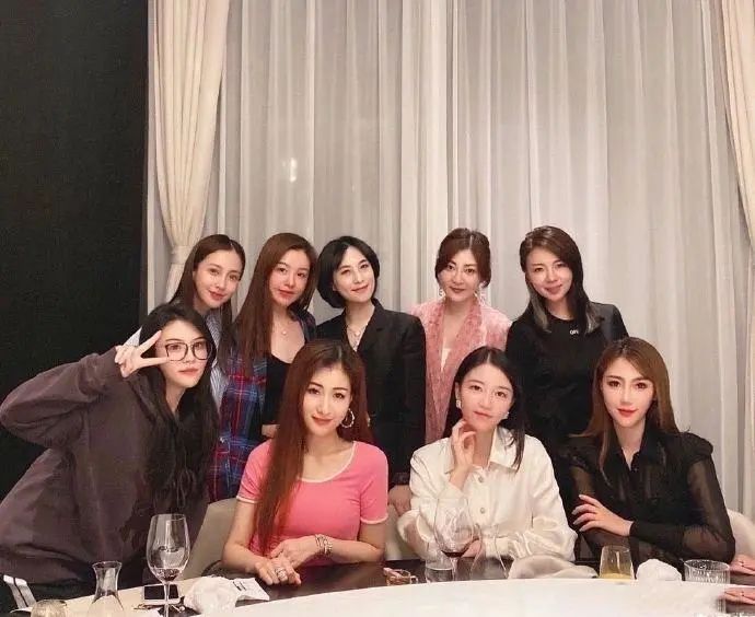 酒店共享、*袜丝**拼单、宝马不算豪车,“拼单名媛”真能钓到明星?