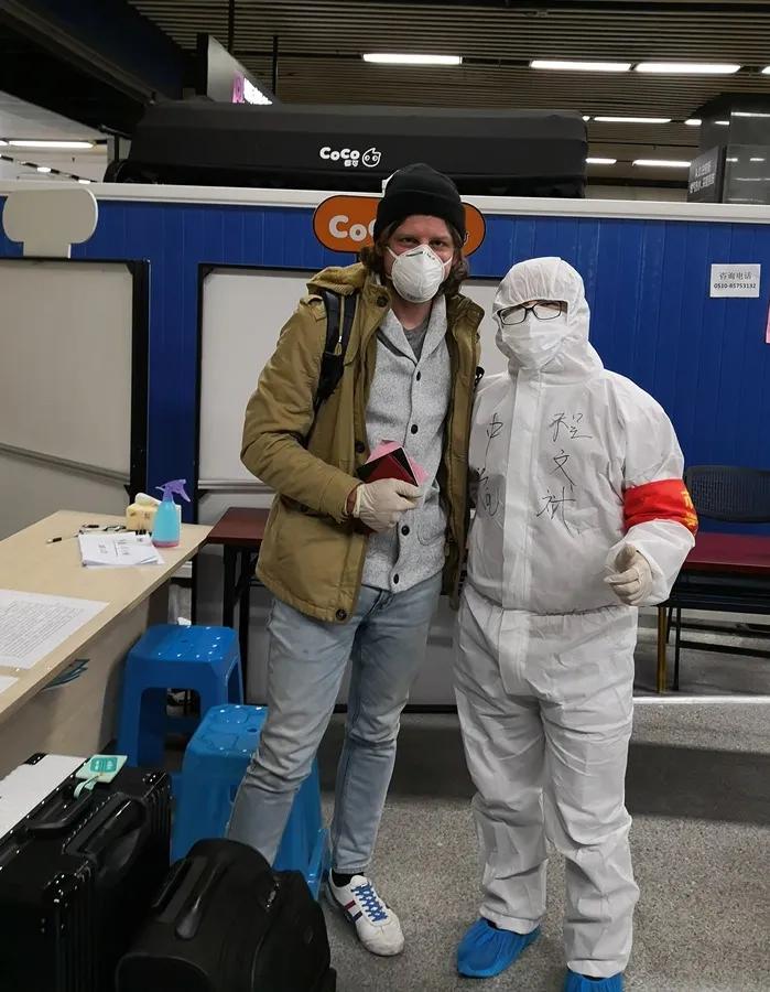 江苏无锡:“花式服务”助外籍来锡旅客走上复工路