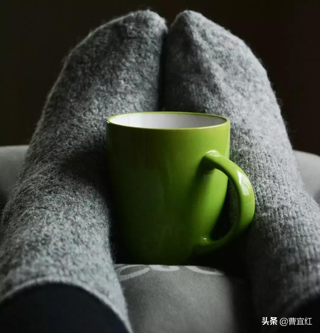 选择一双好的袜子很重要,袜子穿大了危害