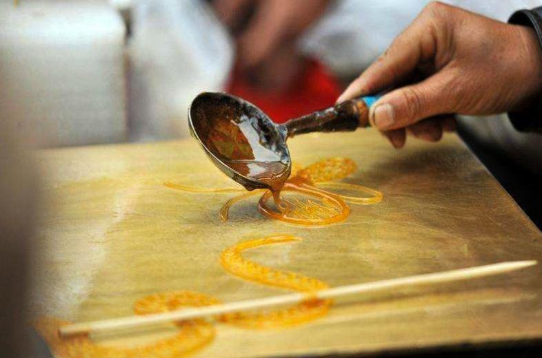 77岁的农村大爷卖货幕后,72岁大爷摆摊卖糖画