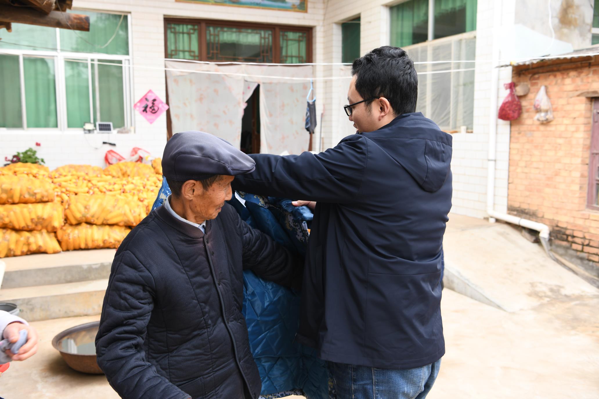 专为退伍战友定制服装,为志愿军老兵做军服