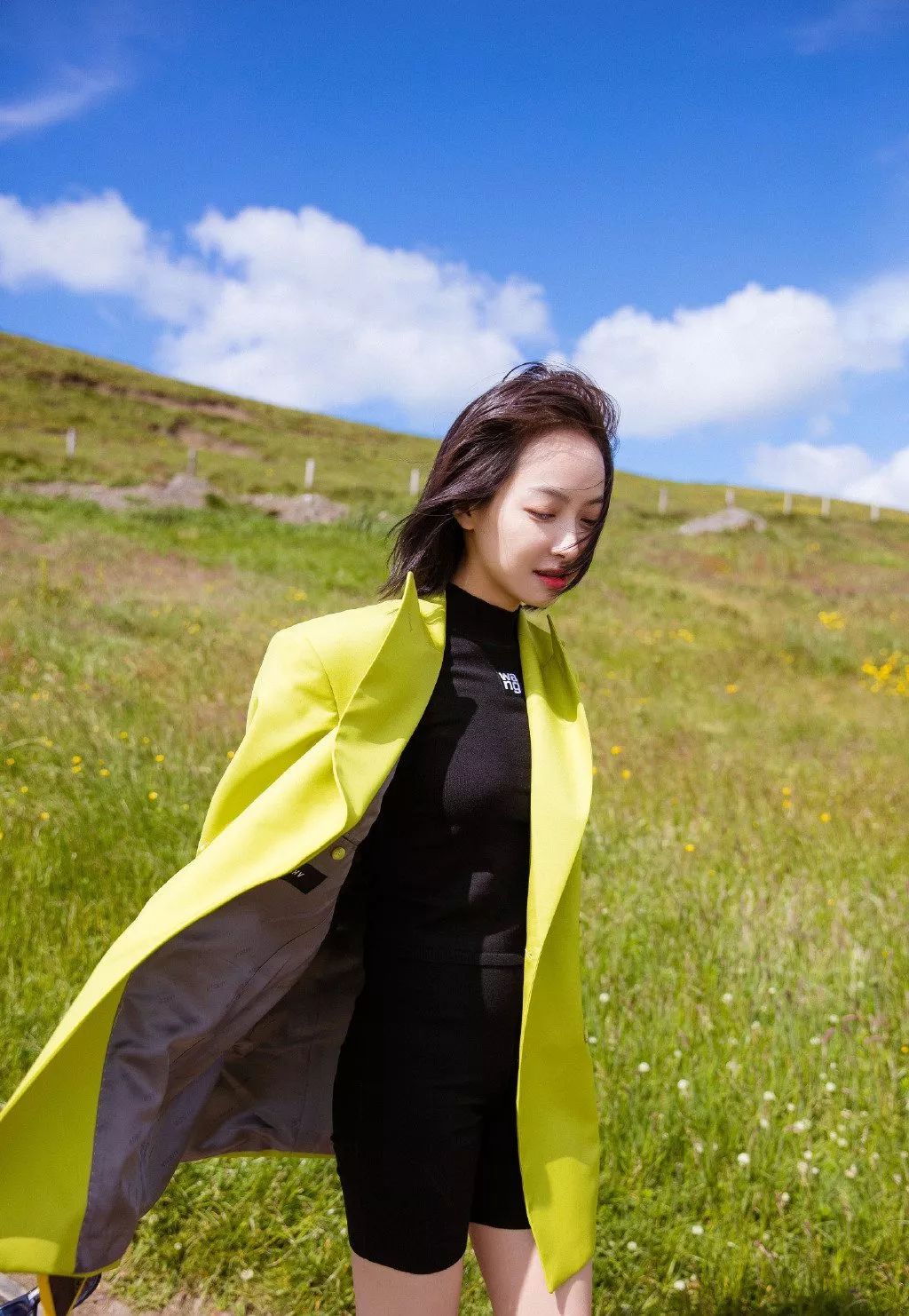 宋茜你为什么还单身?爱尔兰旅行一身芥末绿西装还露腿明媚美好