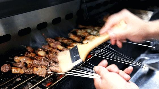 烧烤师傅教你零基础烤羊肉串,买直接串好的羊肉串怎么烤