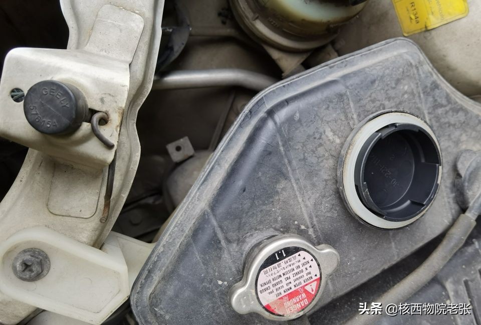 自己动手换灯泡视频,自己动手换近光灯泡