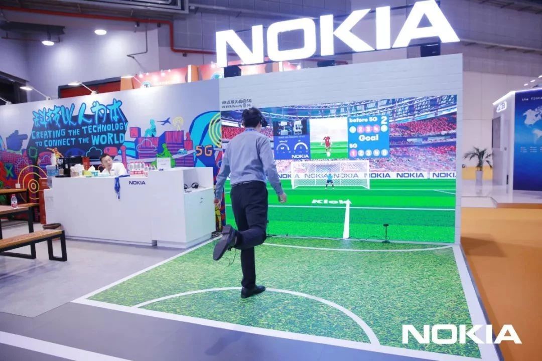 走进进博会|5G：1秒就能*载下**一部高清电影，卡一下都很难