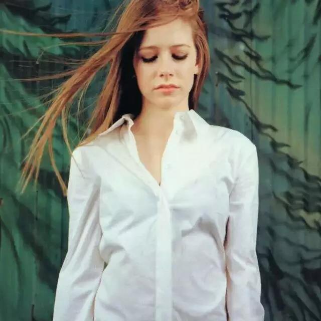 18岁红透全球却因患病失联,被揣测去世后涅槃重生,她叫艾薇儿