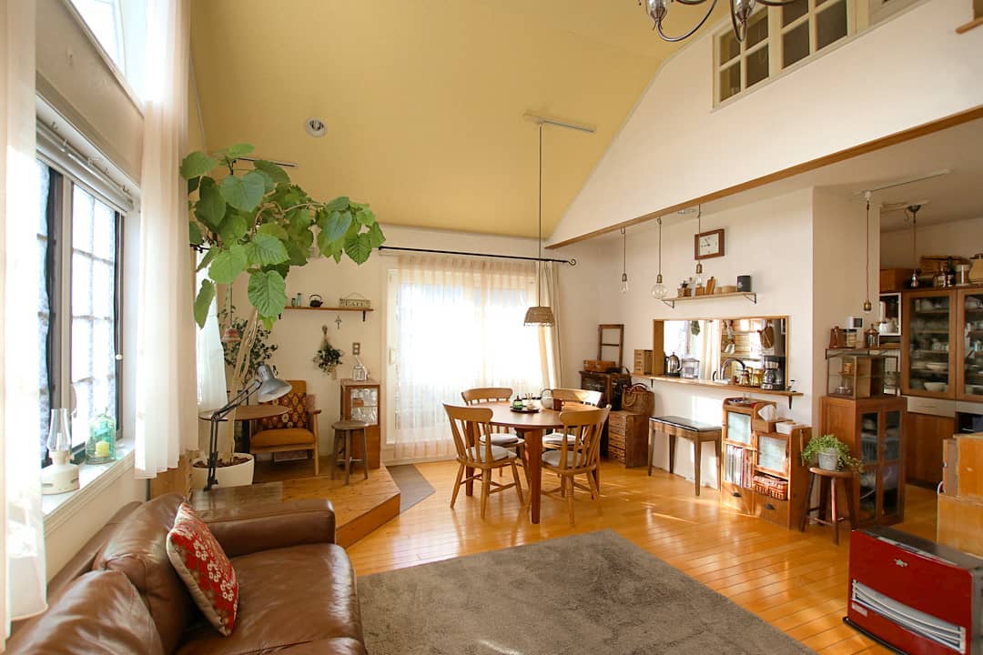 顶层带20平米左右的阁楼房子,有阁楼的挑高房子