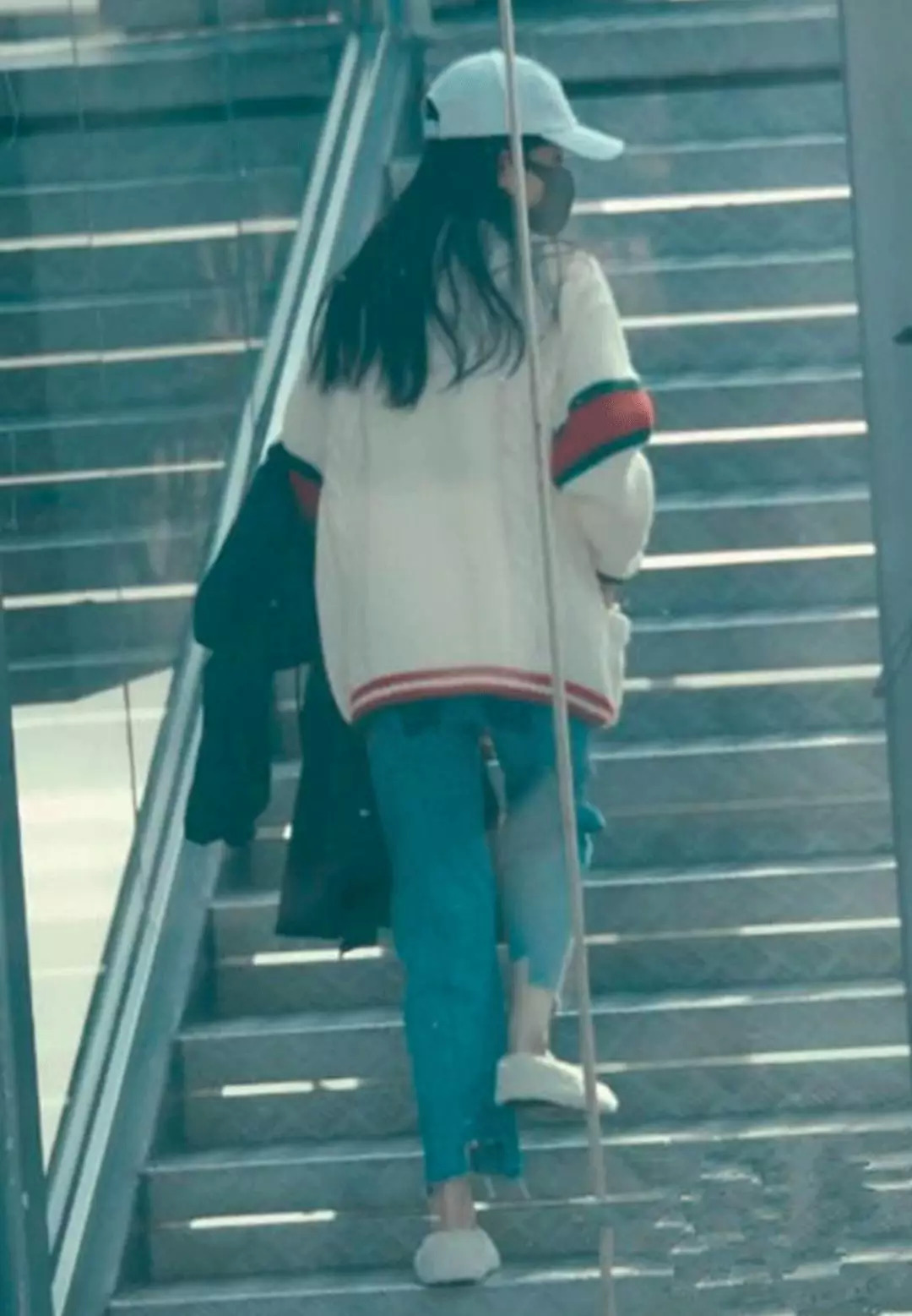 周冬雨刘雯同款毛衣,大表姐刘雯同款绿色开衫毛衣