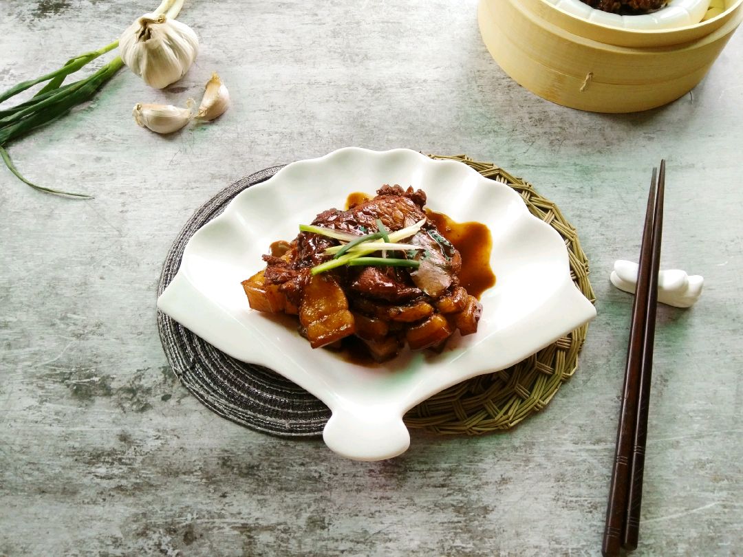 在家做正宗的上海秘制大排，肉香四溢，甜而不腻，好吃到停不下来
