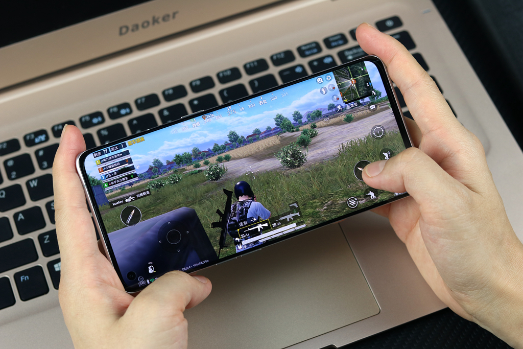 标准“水桶”级配置，realmeGT大师探索版评测，骁龙870+120Hz屏