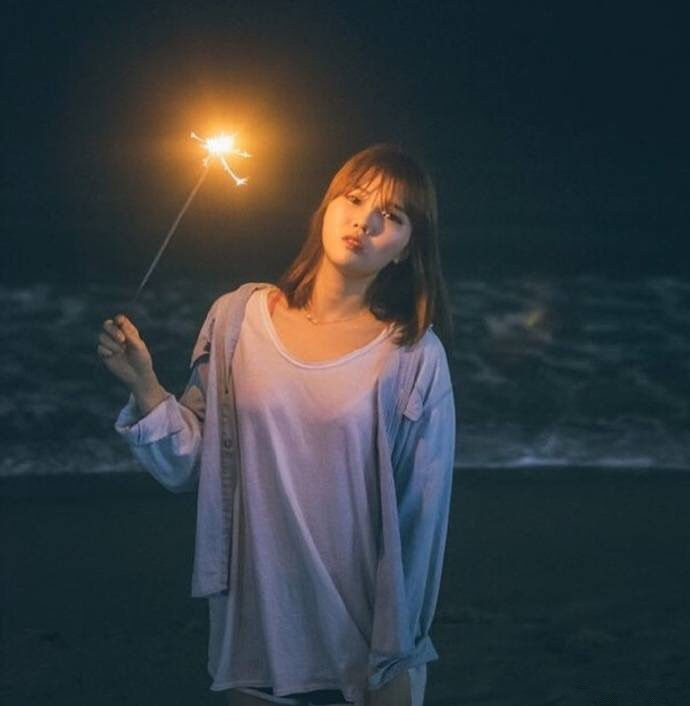 唯美爱情英文短句：喜欢你是我做过最认真的事情