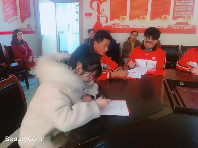 微山春蕾圆梦助学金,发放春蕾圆梦助学金