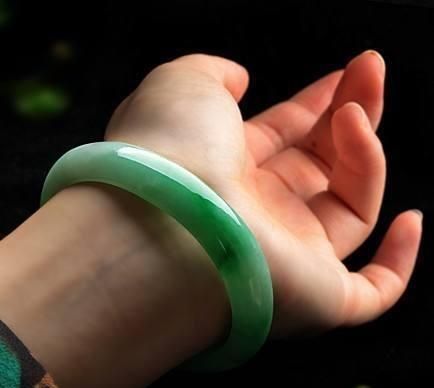 手小戴什么样的金手镯不老气,30岁女人戴什么款式金手镯好看