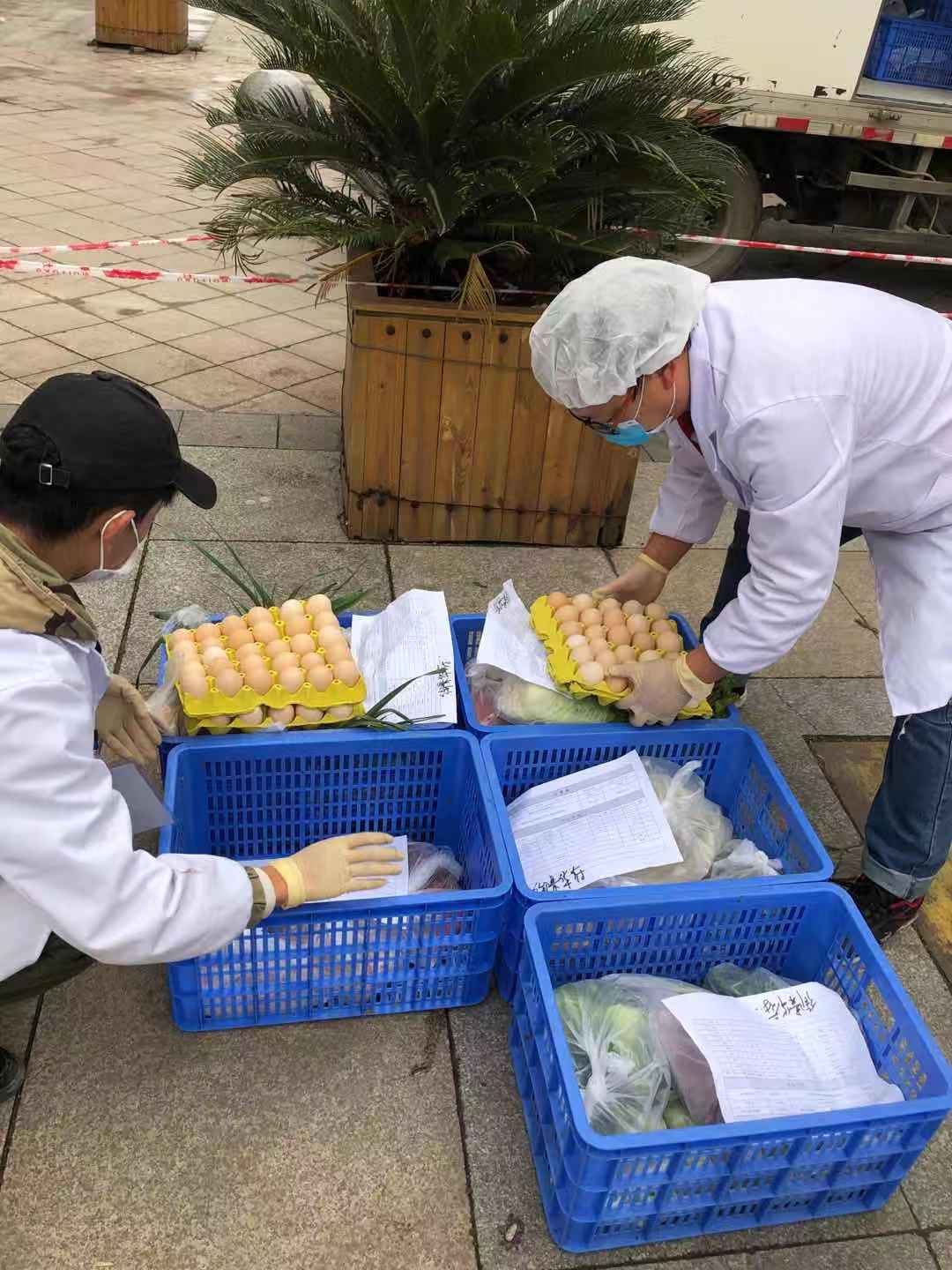 清镇市：倡议“非接触”式采购，产投青年化身“配送员”开展抗“疫”服务