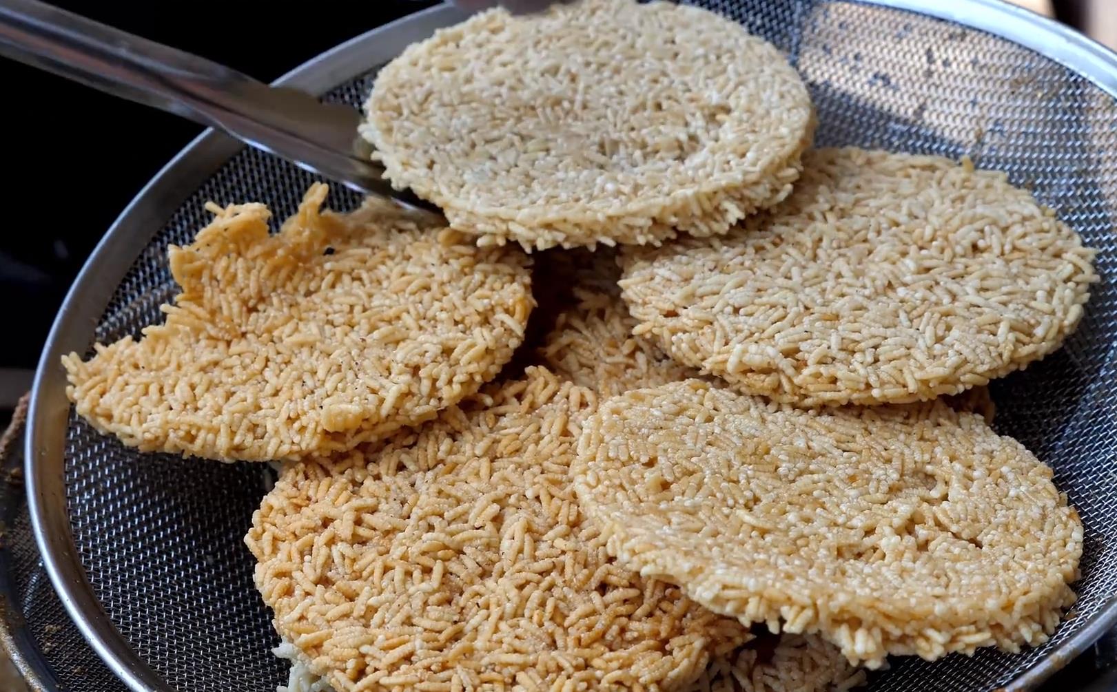 陕西小伙卖炸鸡日卖两万,小伙卖炸鸡每月收入10万元