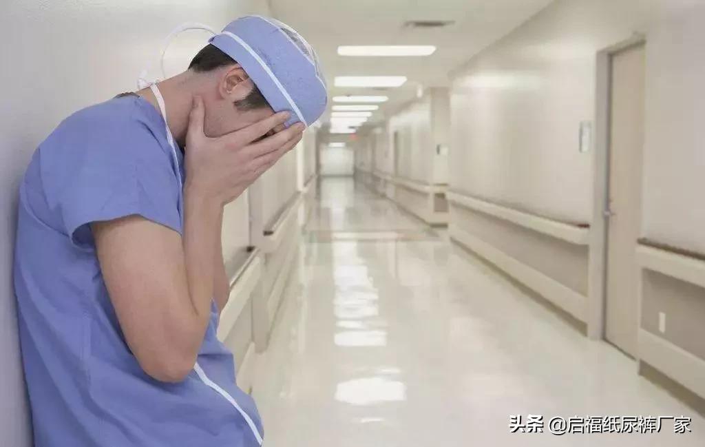 他给妈妈的买的第一份礼物,竟然是一包成人纸尿裤...