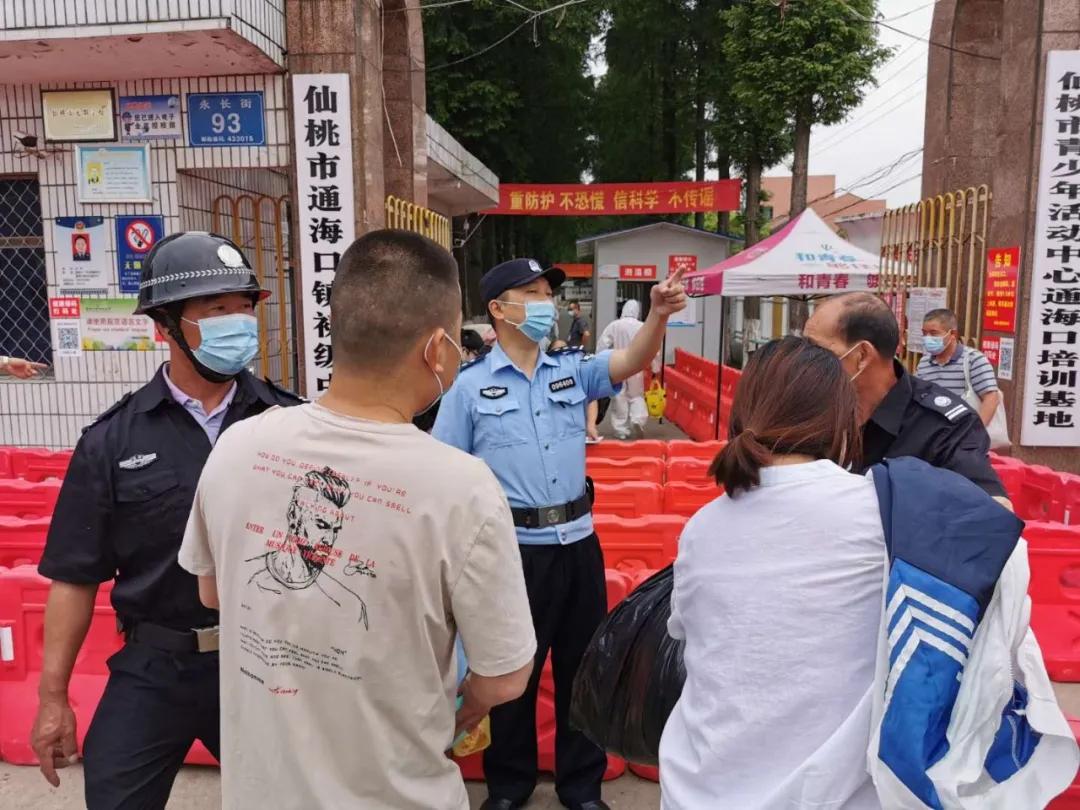 开学交警暖心护航,公安护航平安开学