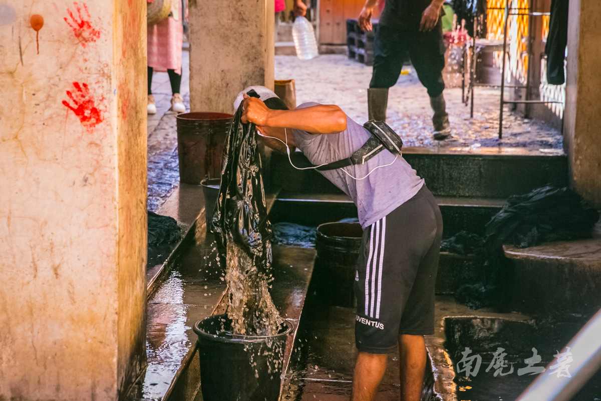 非洲这个城市这么臭,游人却每天排队参观
