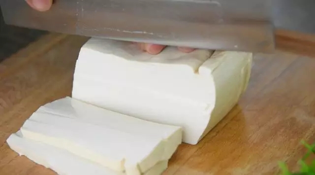 煎豆腐老是糊底儿怎么办,煎豆腐避免糊锅的办法