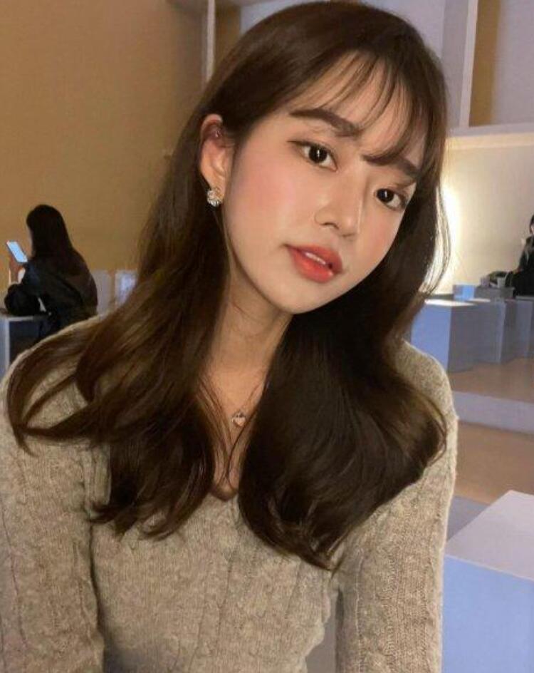 适合圆脸细软塌烫的卷发,大脸圆脸适合怎样披头散发