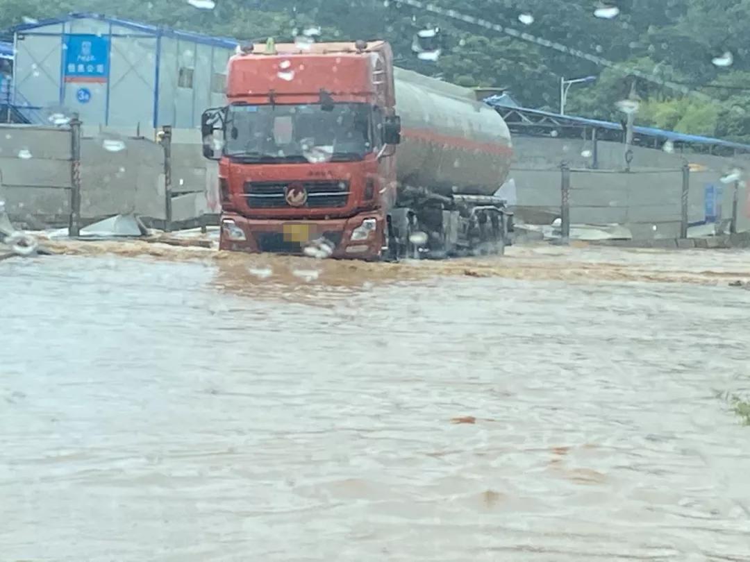 必经之路上积水成河的房子，凭什么这么贵？