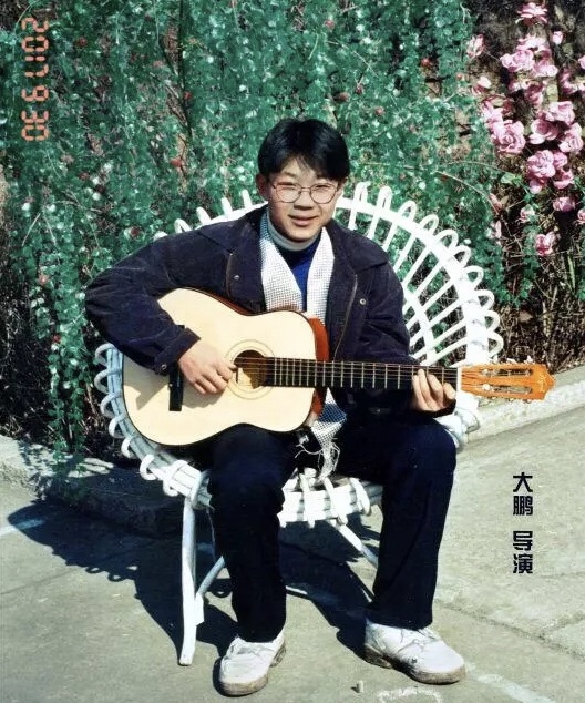 他曾离家出走,街头卖唱,今靠《屌丝男士》走红,屌丝逆袭成导演