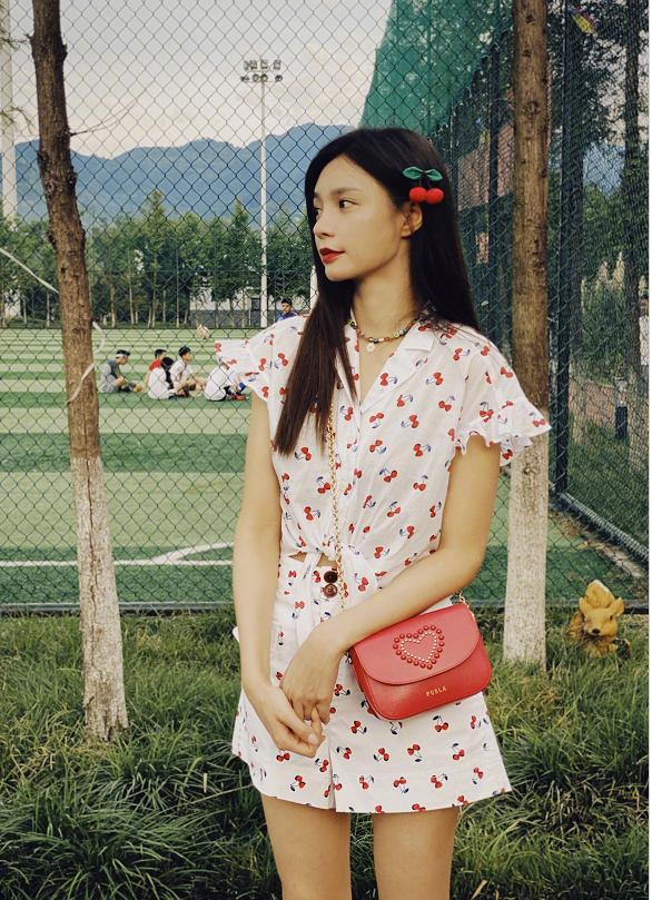 钟楚曦沈梦辰,沈梦辰红色斜肩蝴蝶结高开叉礼服