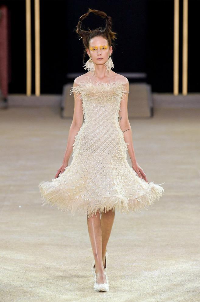 鬼脸连体服做开场，满身绣死亡象征乌鸦，惊悚秀场还是奇葩秀场？