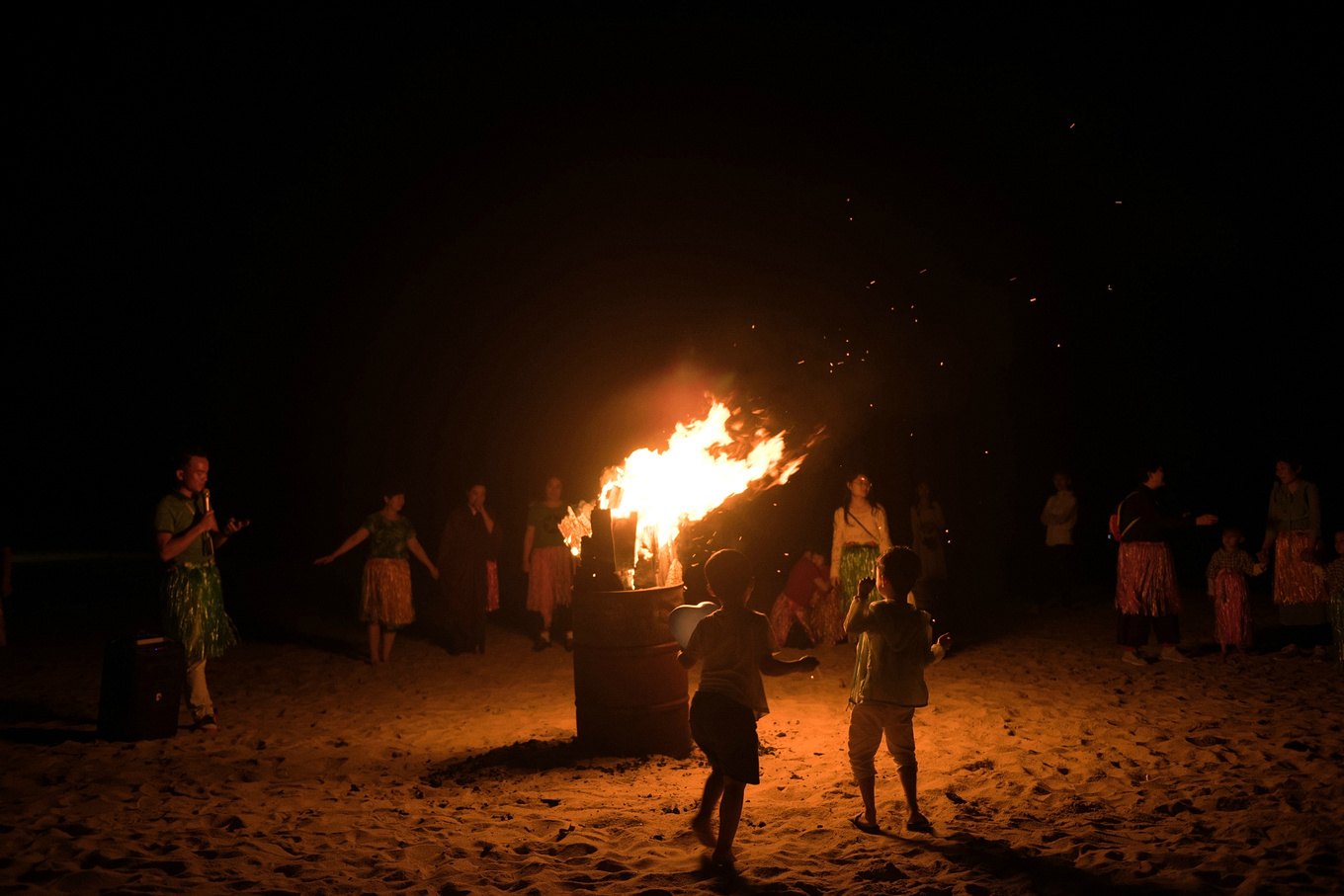 你在南方瑟瑟发抖，我在这里遛娃、看猴、赶海····