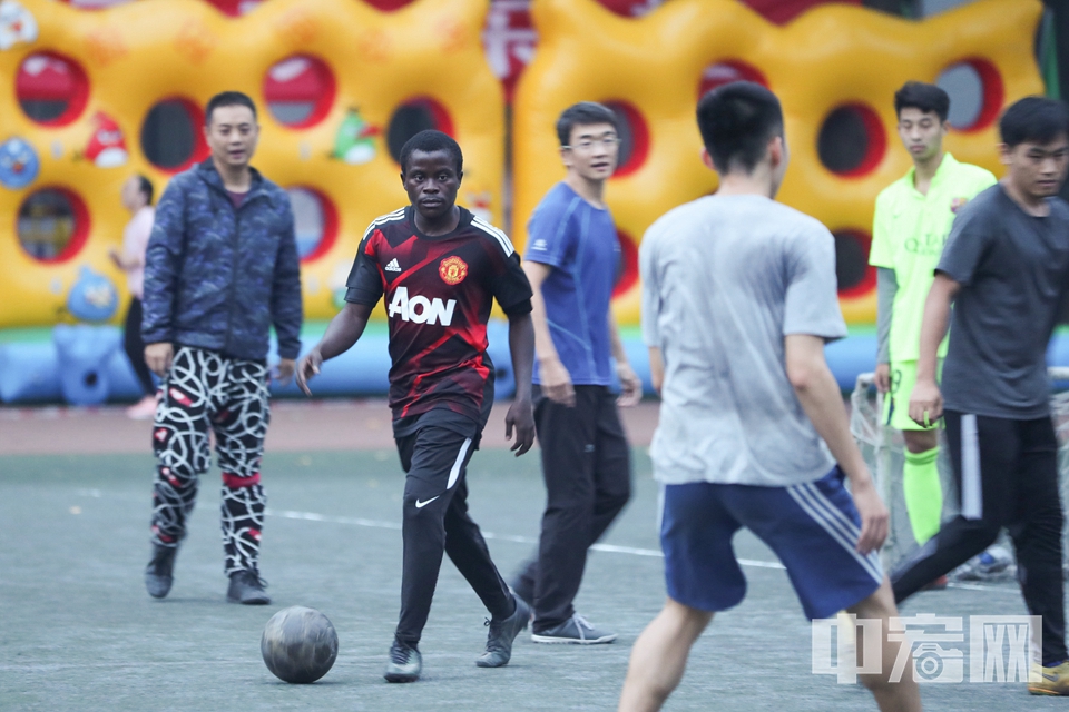 这位来自非洲的“吕布”如今成了“中国通”