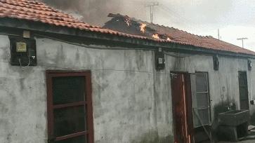 水城着火的视频最新,厨房失火浓烟滚滚的视频