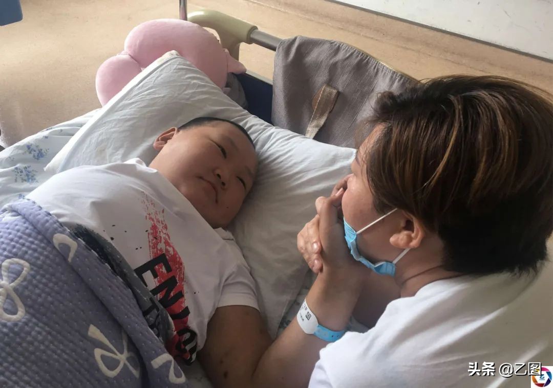 男孩手臂意外被断,男孩意外断臂急需救治