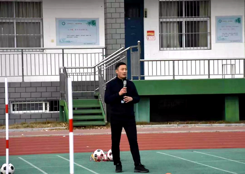 小学生足球绕杆比赛,小学足球绕杆接力比赛方案