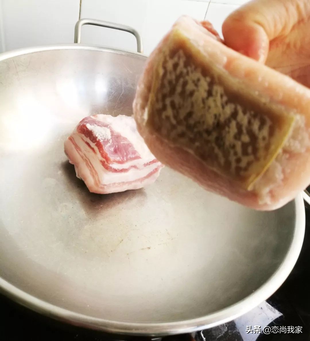 这个农家小炒菜,用萝卜干和猪肉一起炒,下饭就是香,肉贵也要吃