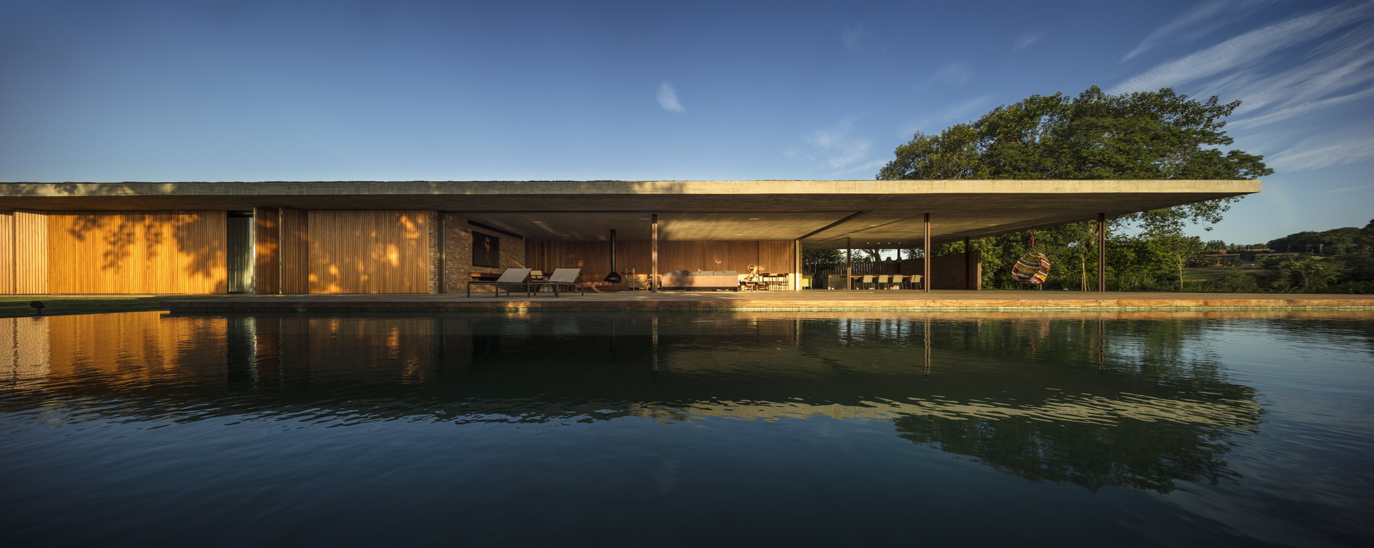 1000m²屋顶满种绿草，消隐在田园水光里的家