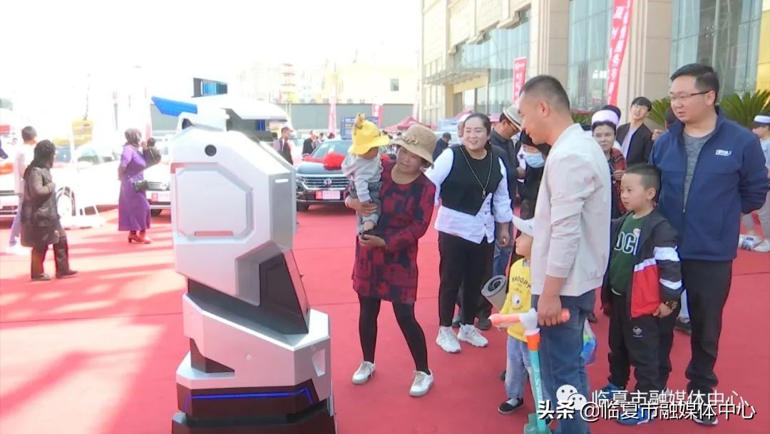 警用巡逻机器人亮相河州会展中心高科技助力牡丹文化月安保工作