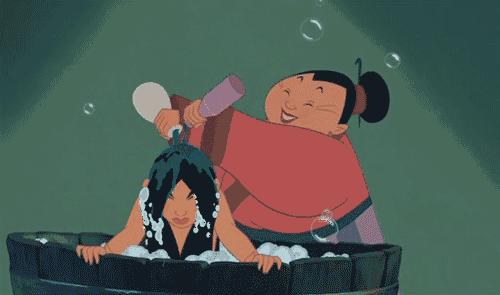 夏天头发爱出油是怎么回事,头发爱出油还有头皮屑小妙招