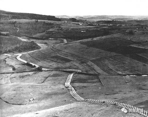 二战海滩上的防御工事,诺曼底海滩上的铁架子是什么