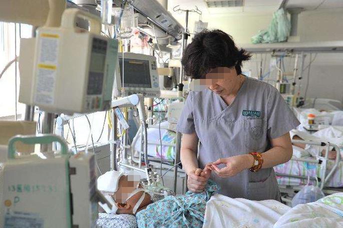 宝宝不小心吞了一根烟头,宝宝不小心吞了他爸爸的烟头