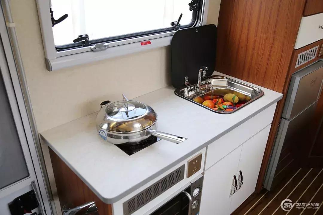 经济实用型7座4驱房车价位,b型房车u型会客区