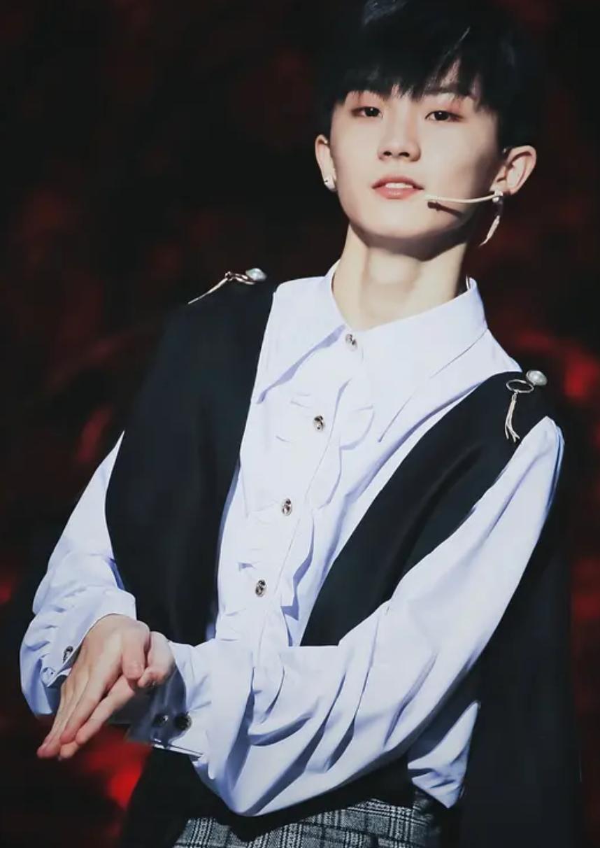 马嘉祺在快乐大本营唱快乐星球,马嘉祺被团队围唱什么是快乐星球