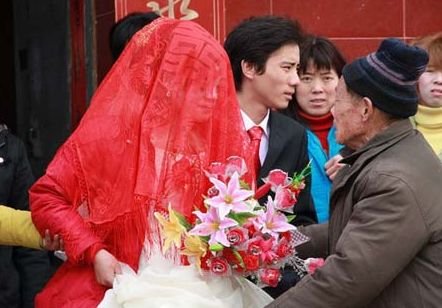 丈夫告知家里钱归姑姐管，新儿媳拿出存折，婆婆一家乱套了