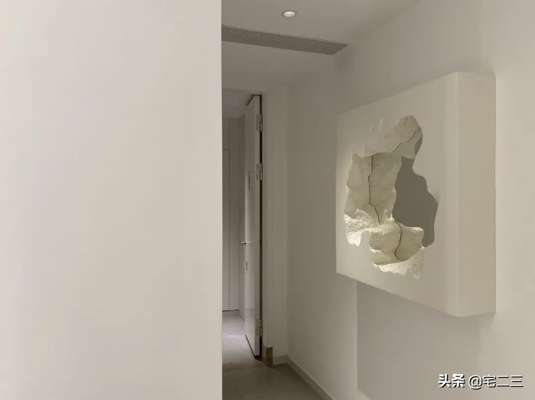 从KAWS、村上隆到草间弥生，为什么潮玩艺术也进军家居界了？