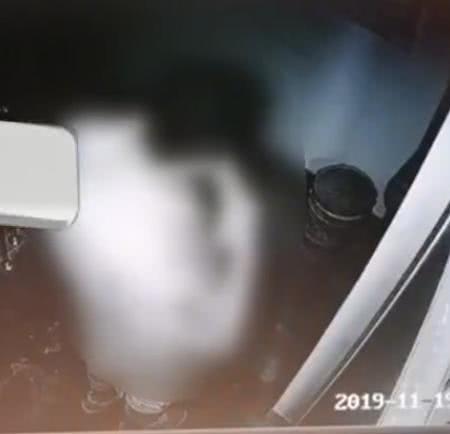 女子丝袜上有不明污渍,丝袜上的不明物体