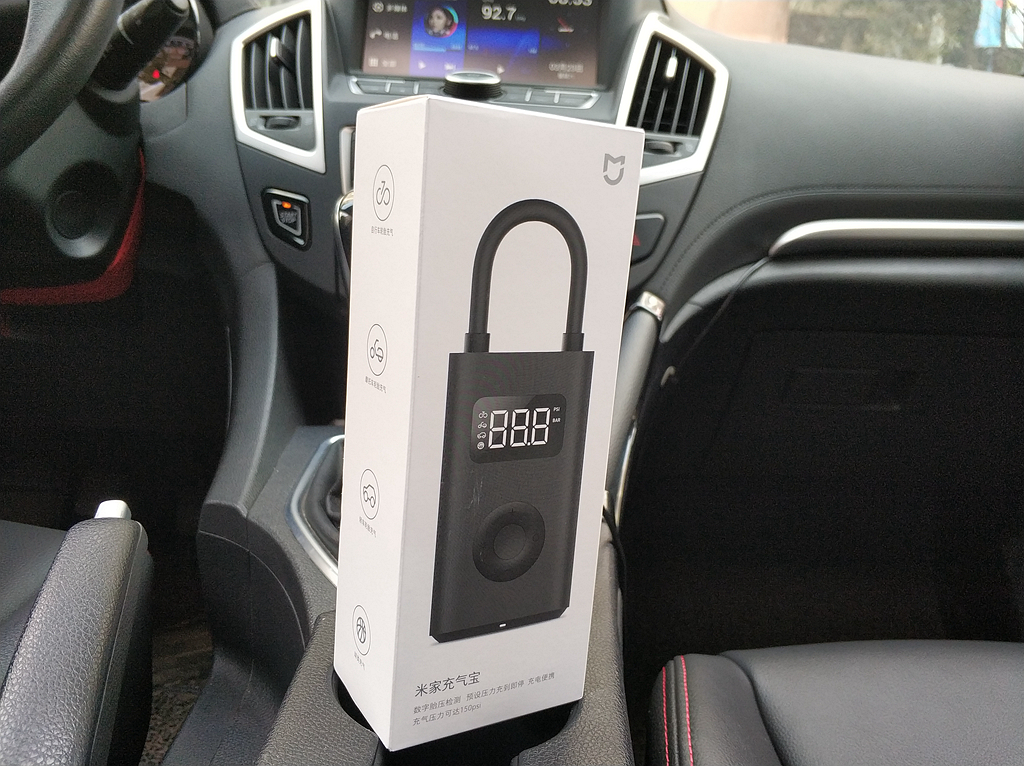 米家推出首款可以给汽车轮胎打气的设备，体积只有一个手机那么大