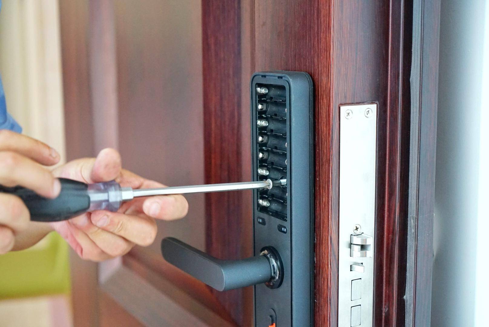 小米智能门锁e家和1s哪个值得入手,小米智能门锁e与青春版的区别