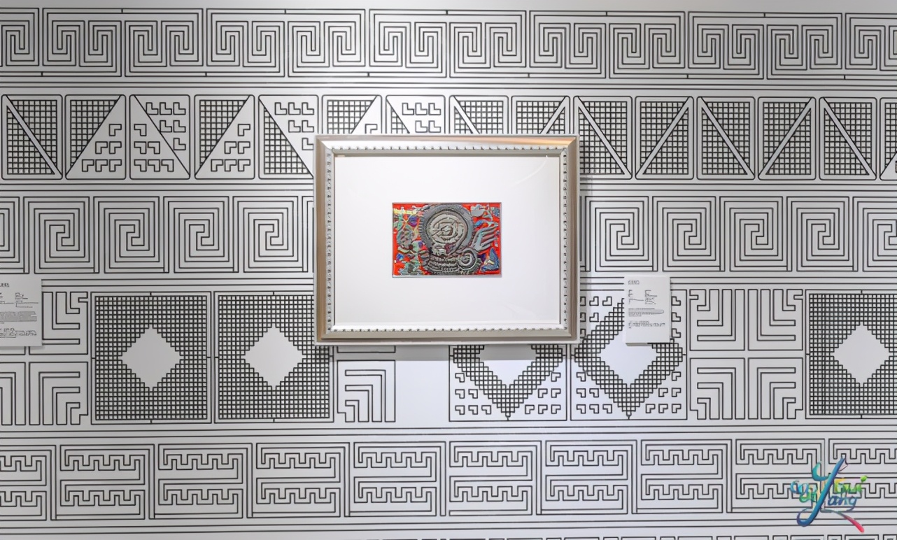 多彩进博会：老干妈走上时装周、苗绣碰撞爱马仕、贵银遇见…